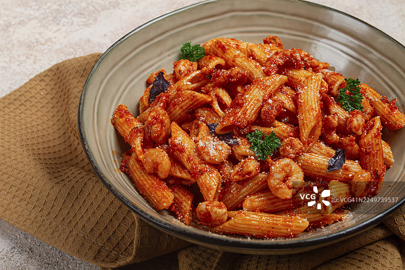 意大利通心粉配番茄酱虾仁，特写，无人图片素材