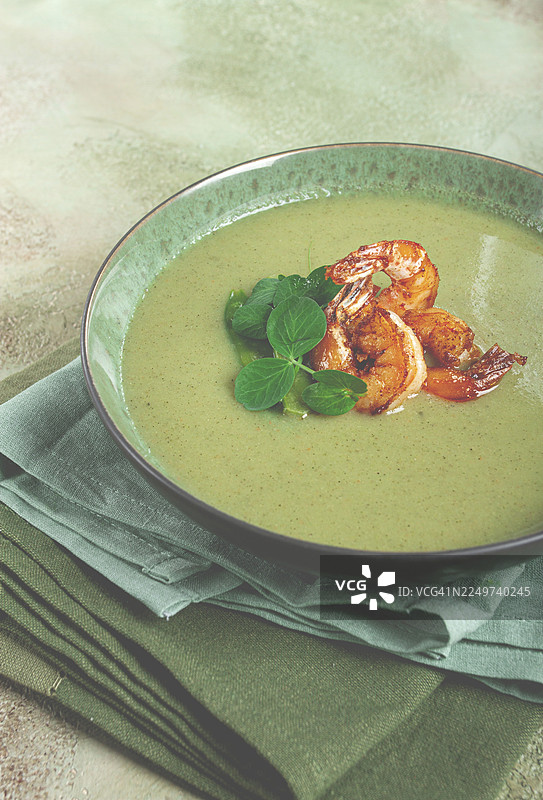 豌豆奶油汤，配有虾、绿色汤，自制，俯视角度，无人物图片素材