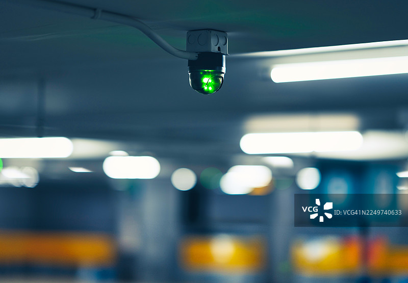 室内停车场技术系统中的绿色指示灯停车传感器指示器图片素材