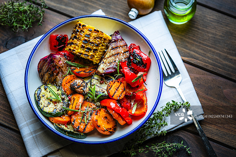 新鲜烹制的什锦烤蔬菜拼盘。享用健康的素食餐，富含维生素和膳食纤维的食物。俯视角度图片素材