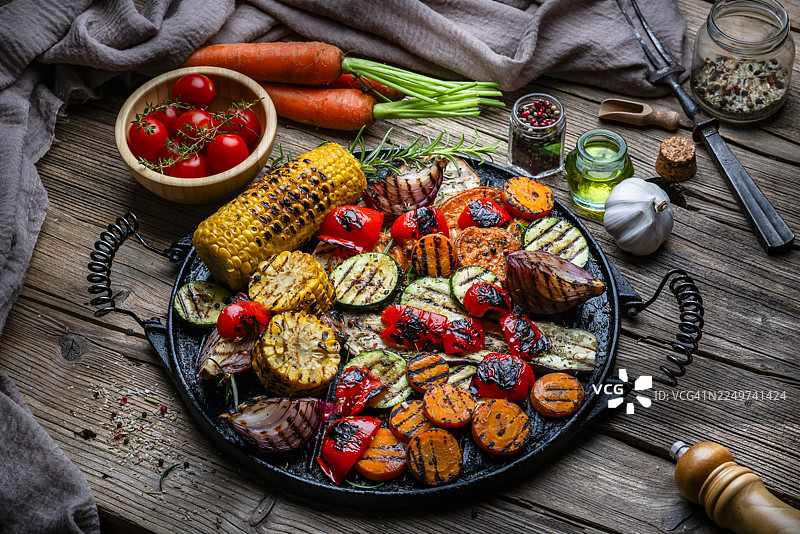 健康的烤杂蔬，营养又美味。烹饪或享用健康的素食。富含膳食纤维和维生素的餐食。图片素材