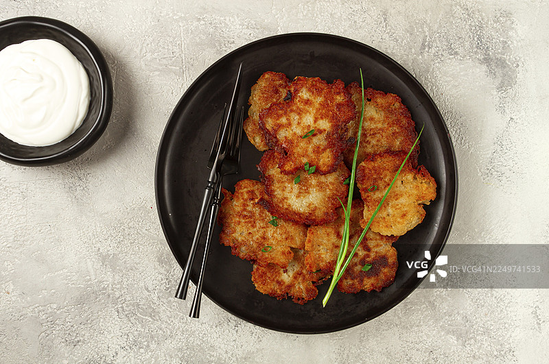 土豆煎饼，配酸奶油的煎饼，白俄罗斯菜肴，家常，无人图片素材