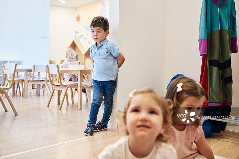 孩子们在幼儿园教室里玩耍图片素材