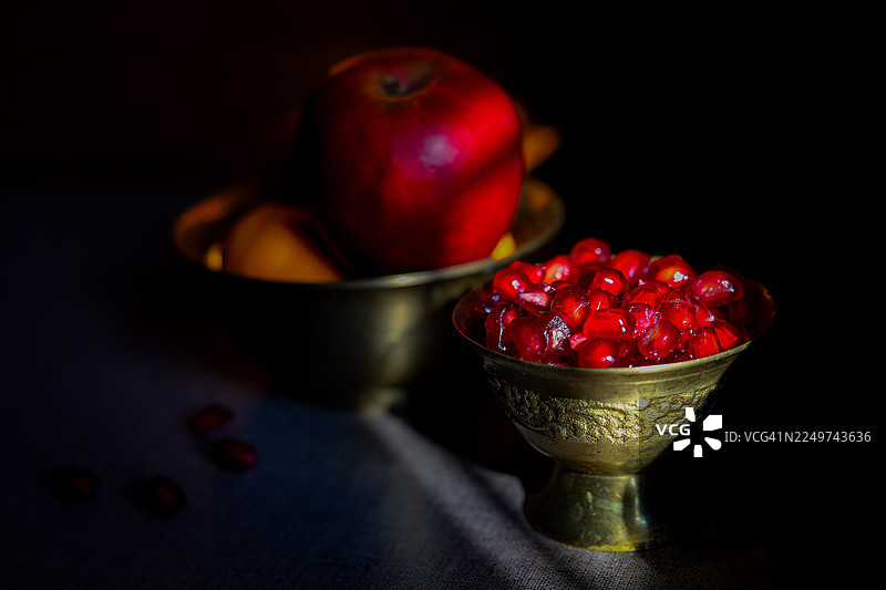 一碗石榴籽的皇家展示图片素材