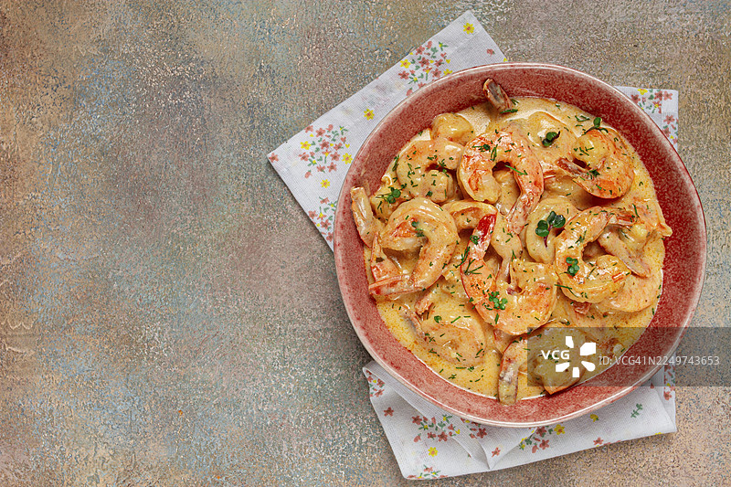 奶油蒜蓉酱虾，配以香料和香草图片素材