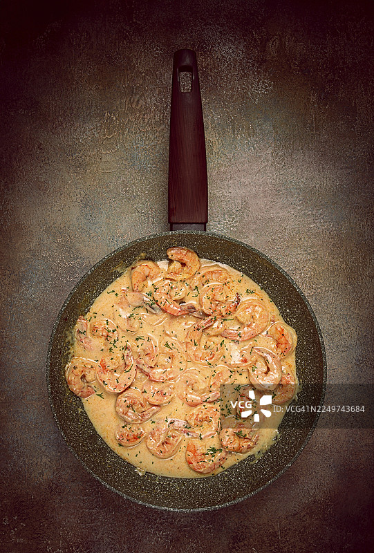 香浓蒜蓉奶油酱虾，佐以香料和香草图片素材