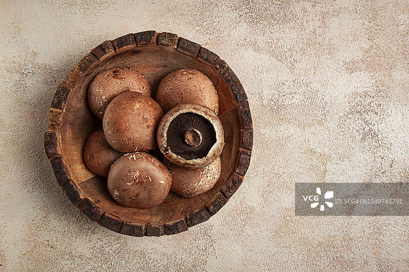 新鲜的波多贝罗蘑菇，放在木碗中，俯视，特写，无人物图片素材