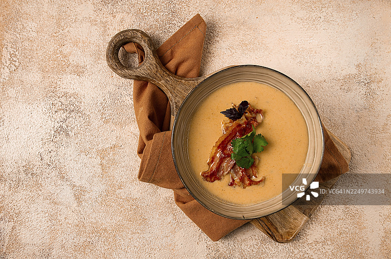 南瓜奶油浓汤、咖喱、炸培根，俯视视角，无人图片素材