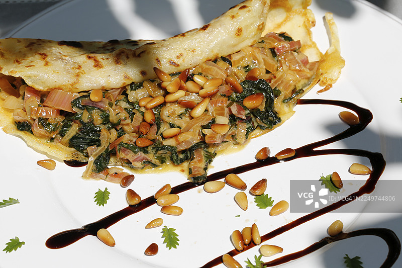 施瓦本美食，酿馅卷饼配甜菜叶和松子，素食，丰盛，美味，典型施瓦本风味新演绎，家常菜，蔬菜，健康，香煎菜肴，主菜，盘子，传统美食，美食摄影，影棚，德国图片素材