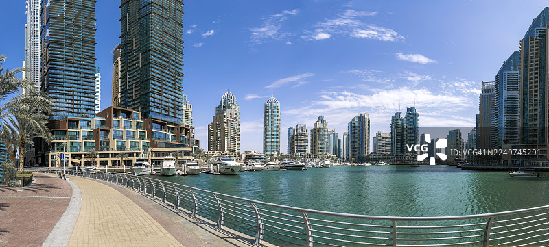 迷人的迪拜码头，现代奢华和高层建筑的风景如画的海滨天际线图片素材