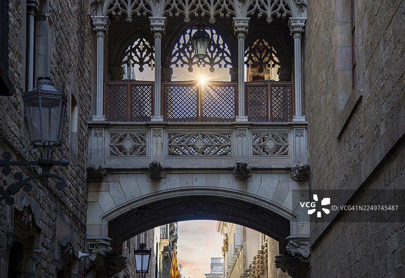 西班牙，巴塞罗那兰布拉大道的巴塞罗那主教座堂和叹息桥，主教桥图片素材