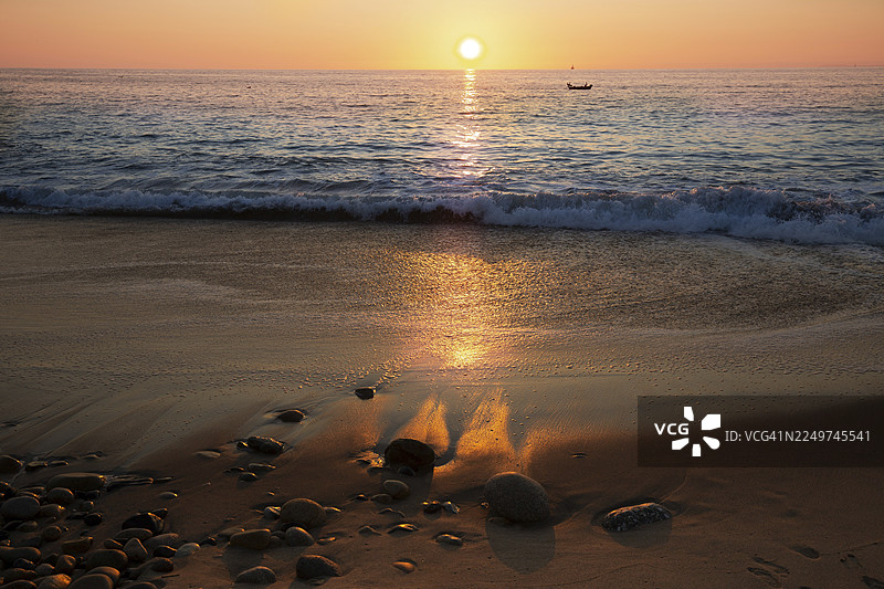 巴亚尔塔港海滩、日落以及马雷贡和黄金海滩区附近的风景优美的海景图片素材