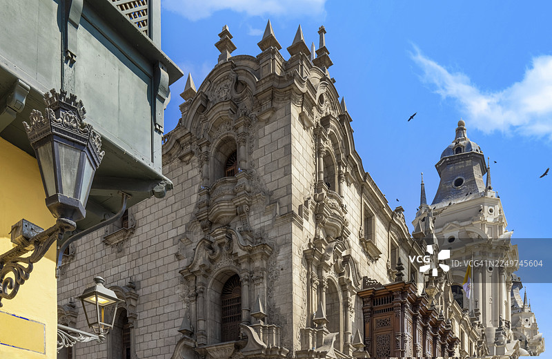 秘鲁利马，殖民时期的主广场（或武器广场）上的大主教宫，位于历史中心图片素材