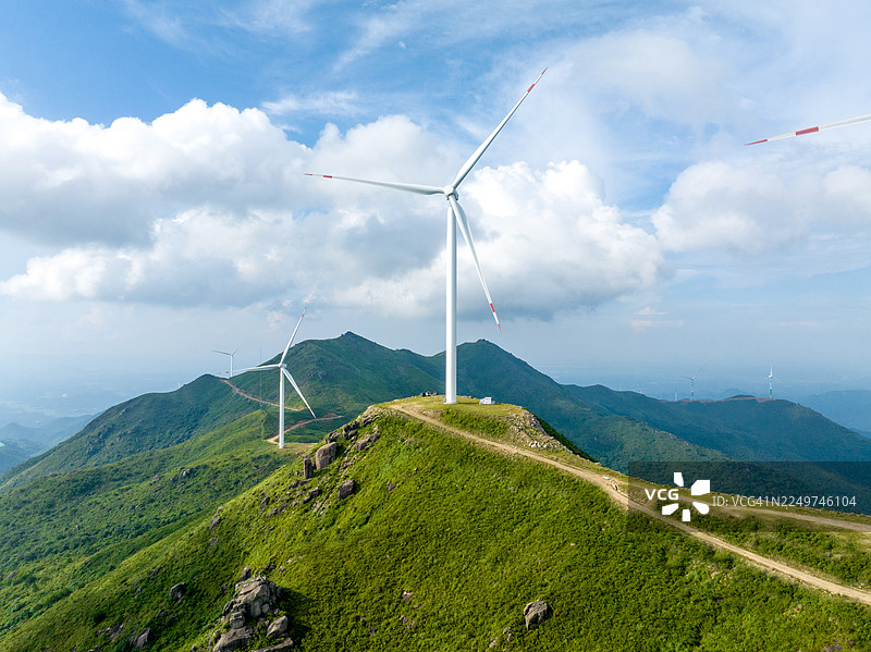 山上有大片风力发电机。图片素材
