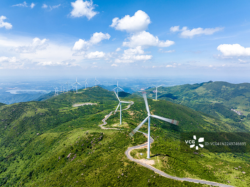 山上有大片的风力发电机。图片素材