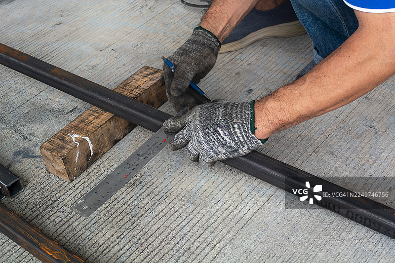 专业砌砖工使用切割机切割铁棒，迸射出大量彩色火花图片素材