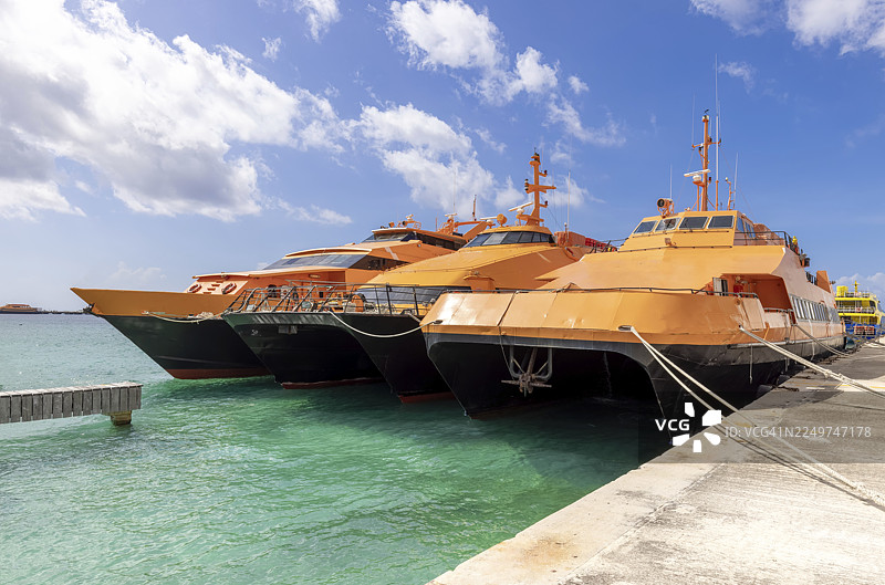 高速科苏梅尔渡轮停靠在圣米格尔-德科苏梅尔码头，等待乘客前往普拉亚德尔卡门及其他旅游目的地。图片素材