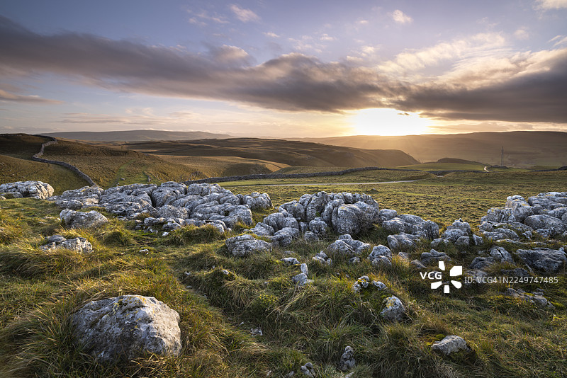 英国约克郡谷地国家公园康尼斯通村上方的石灰岩路面图片素材