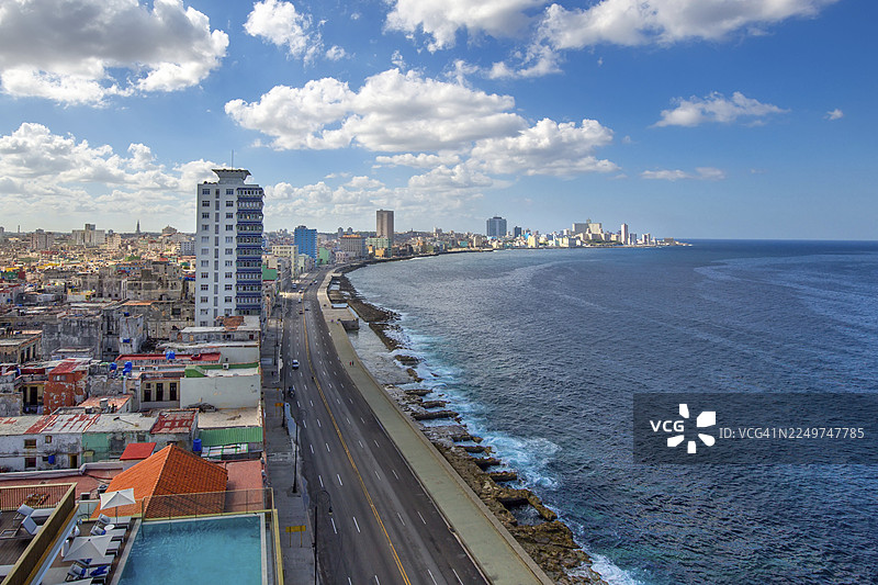 马雷贡海滨大道（Avenida de Maceo）是哈瓦那一条宽阔的地标性海滨长廊，沿着海岸延伸8公里，途经主要的城市旅游景点。图片素材