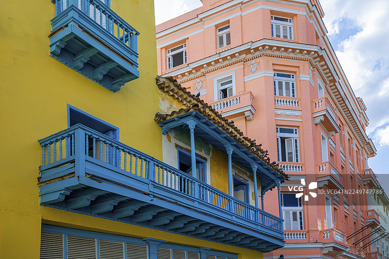 古巴，旧哈瓦那历史中心，靠近普拉多大道和国会大厦的彩色街道图片素材