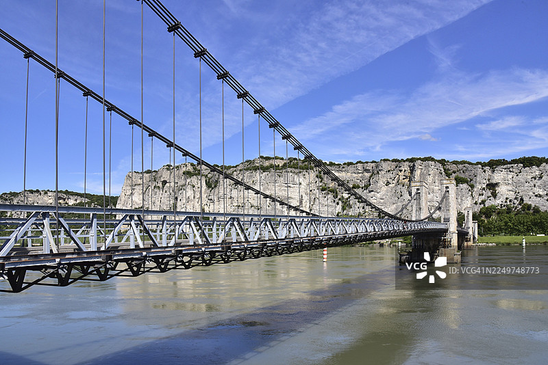 罗比内桥（Pont du Robinet）横跨罗讷河，连接法国奥弗涅-罗讷-阿尔卑斯大区阿尔代什省的维维耶和德龙省的唐兹尔图片素材