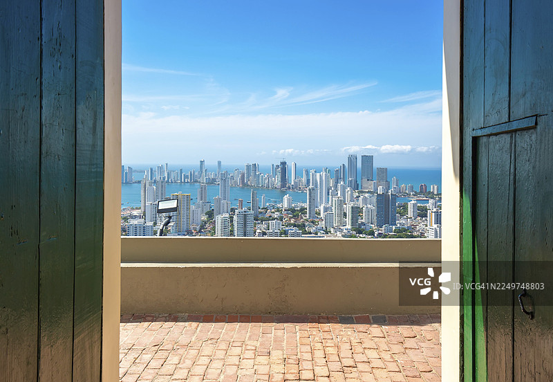 哥伦比亚，卡塔赫纳市景现代天际线，酒店和博卡格兰德的海湾美景图片素材
