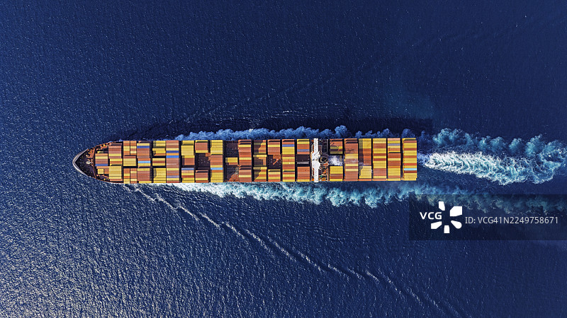 海面上货运船只与集装箱的俯视航拍图图片素材