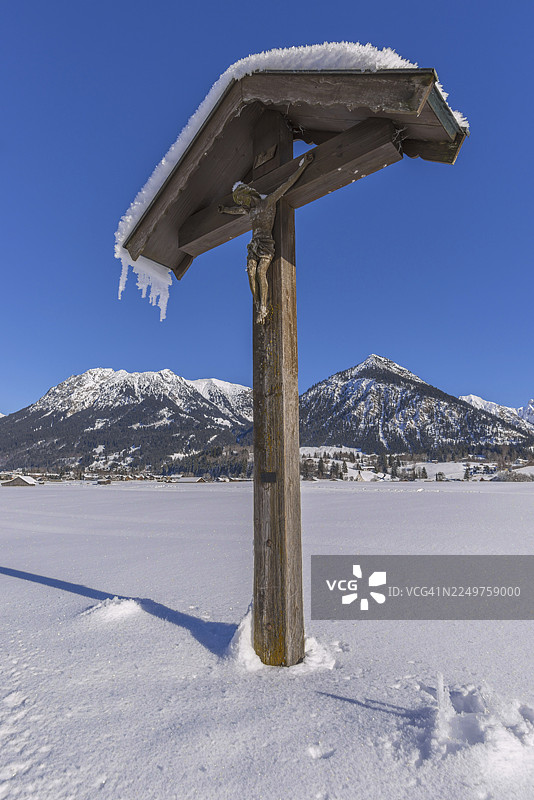 位于德国巴伐利亚州阿尔高地区奥伯斯特多夫附近的洛雷托草地的耶稣受难像，阿尔高阿尔卑斯山图片素材