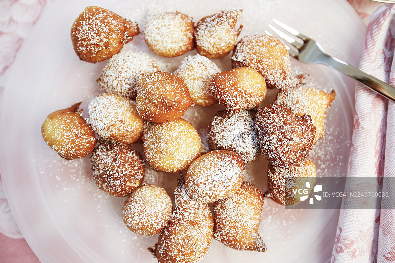 施瓦本美食,油炸甜甜圈,施瓦本经典,猪油烘焙,施瓦本甜点,甜点,典型的施瓦本,传统,泡芙,糖粉,蛋糕叉,家常菜,传统菜肴,美食摄影,摄影棚,德国图片素材