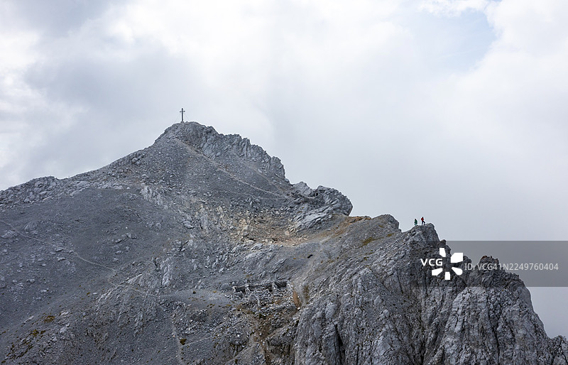格罗瑟·基尼加特山顶鸟瞰图，有山顶十字架，卡尔尼克主山脊，卡尔尼克高山步道，卡尔尼克阿尔卑斯山，卡林西亚，奥地利图片素材
