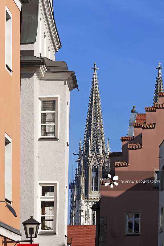 德国巴伐利亚州上普法尔茨地区雷根斯堡老城，圣彼得大教堂塔楼，建于约1860年，两侧为老城区房屋图片素材