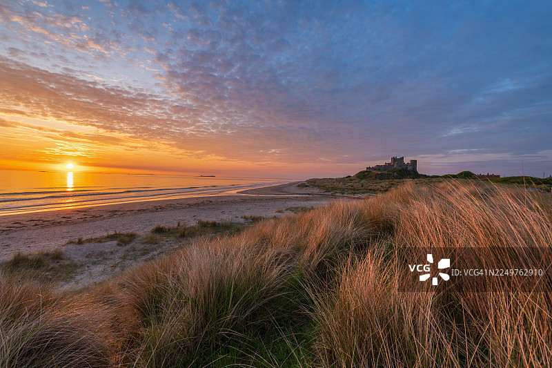 英格兰诺森伯兰郡班堡堡的日出图片素材