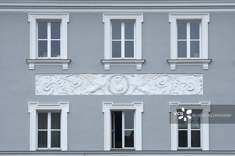 德国巴伐利亚州上普法尔茨地区雷根斯堡市施塔特阿姆霍夫的历史房屋外墙，带有饰带图片素材