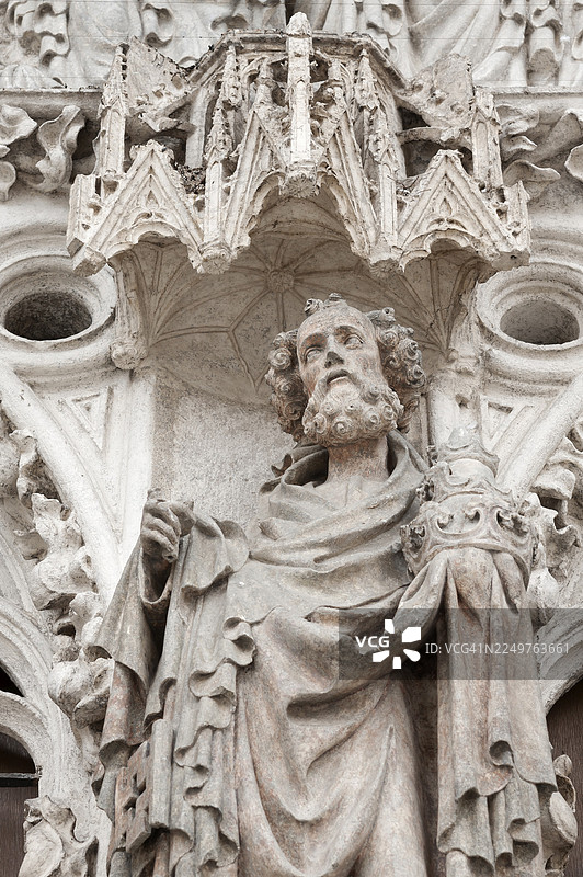 哥特式入口门楣上的圣徒雕塑，创作于 1385-1415 年，位于德国巴伐利亚州上普法尔茨地区雷根斯堡的圣彼得大教堂，该教堂始建于 1273 年。图片素材