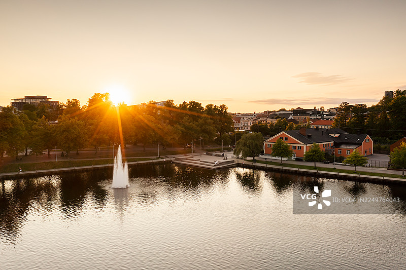 城市内景的鸟瞰图，前景是湖泊，处于逆光状态。图片素材