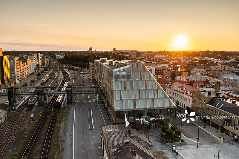 城市中心车站区域和交通枢纽的逆光航拍图。图片素材