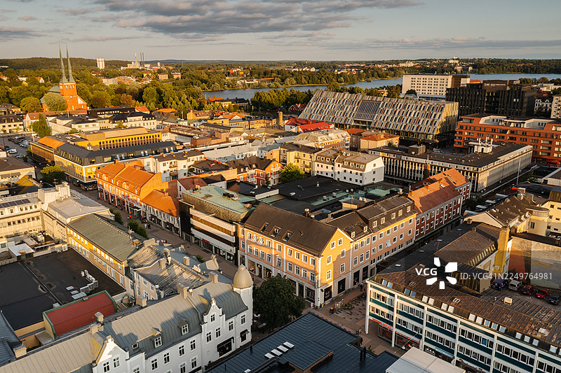 小型城镇内城区的鸟瞰图，靠近湖泊。图片素材