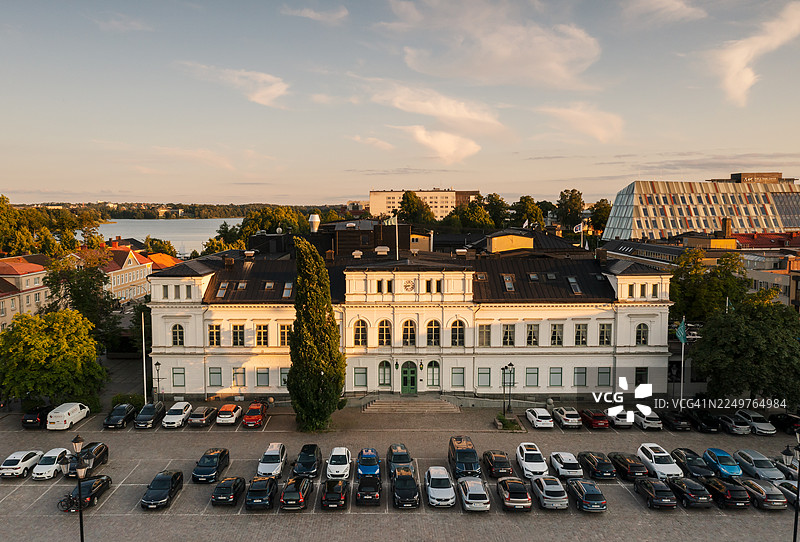 城市中一座古老建筑的鸟瞰图，前景是停车场。图片素材
