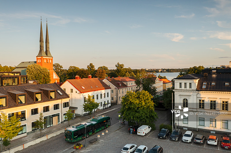 老城区中心的一部分鸟瞰图，前景中有一辆公交车。图片素材