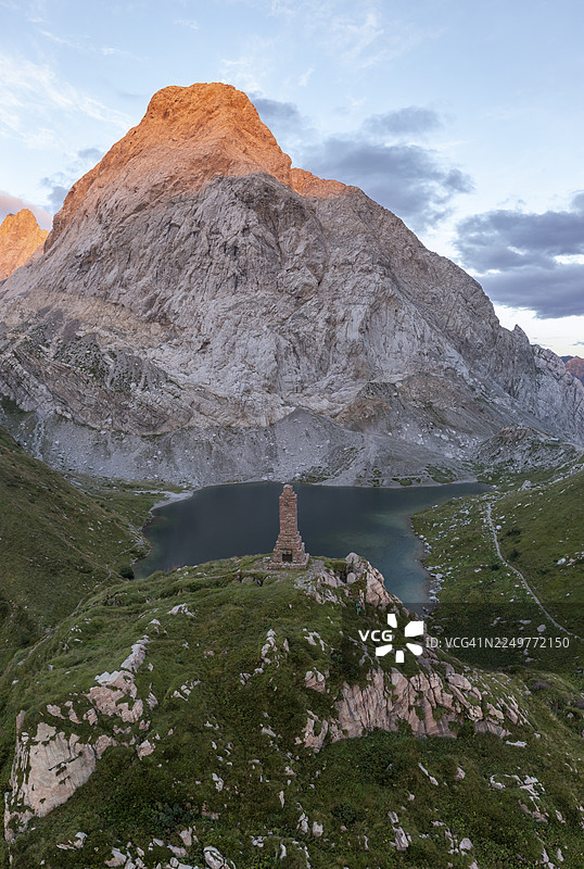 鸟瞰图，沃尔耶湖与纪念雕像，卡尔尼克阿尔卑斯山，卡尔尼克阿尔卑斯山主脊，奥地利图片素材