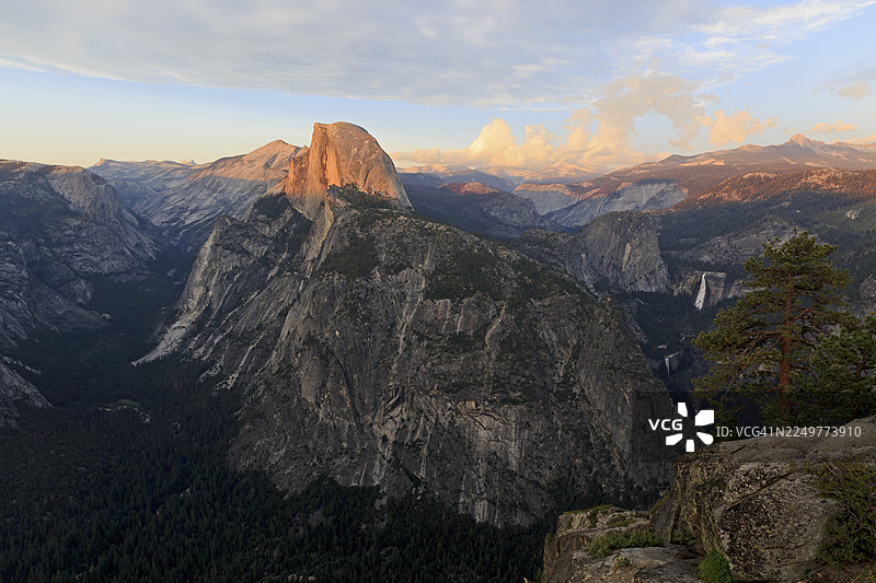 日落时分，在部分阴影下，从半圆顶和优胜美地山谷的视角看优胜美地国家公园，北美，美国，西南部，加利福尼亚州，加利福尼亚州图片素材