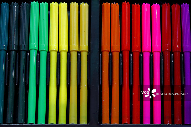 一套马克笔的特写，代表设计、教育和演示。图片素材