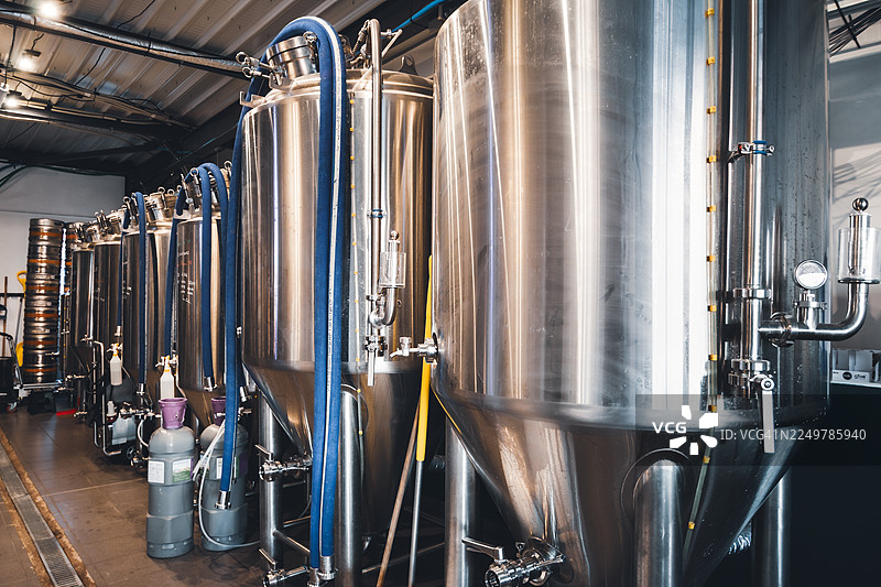 法国手工精酿啤酒厂生产区内一排排不锈钢发酵罐图片素材