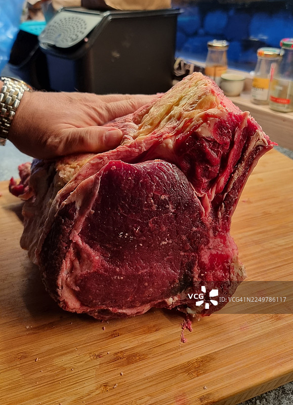 今晚将要上菜的是头等肋排图片素材