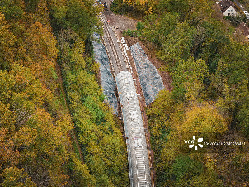 秋季森林中 Hermann Hesse 铁路蝙蝠隧道建筑工地，卡尔夫，黑森林，德国，俯瞰隧道建筑工地，周围有绿色和色彩缤纷的树木图片素材