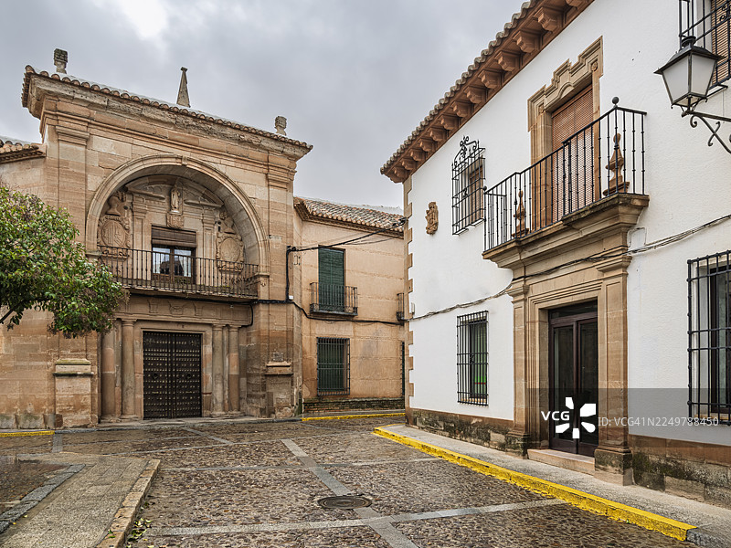 西班牙菲拉鲁埃拉省比利亚纽埃瓦德洛斯因凡特斯市，拥有中世纪建筑的古老街道。图片素材