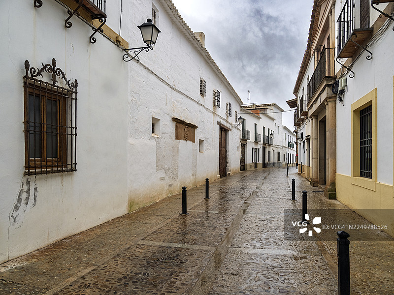 西班牙比利亚纽埃瓦-德洛斯-因范塔斯市（位于雷阿尔城省）的古老街道，拥有中世纪建筑。图片素材