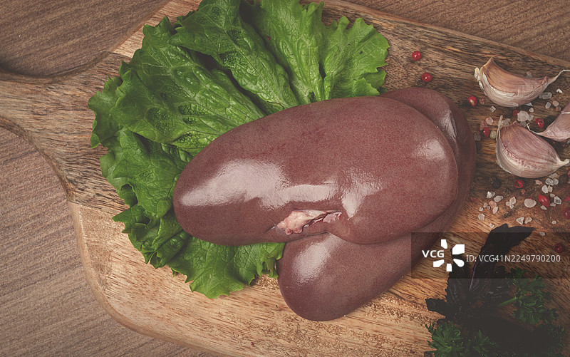 生猪肾脏，放在砧板上，特写，俯视，无人物图片素材