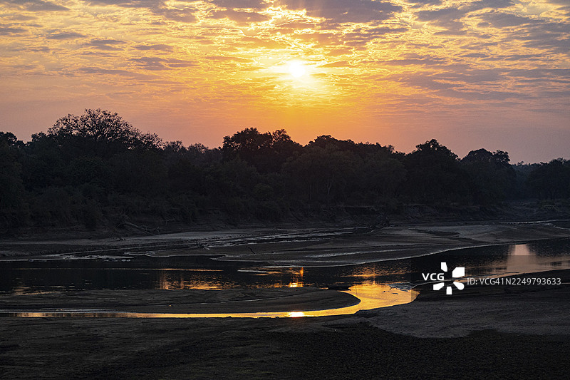 赞比亚南卢安瓜河，旱季日出图片素材