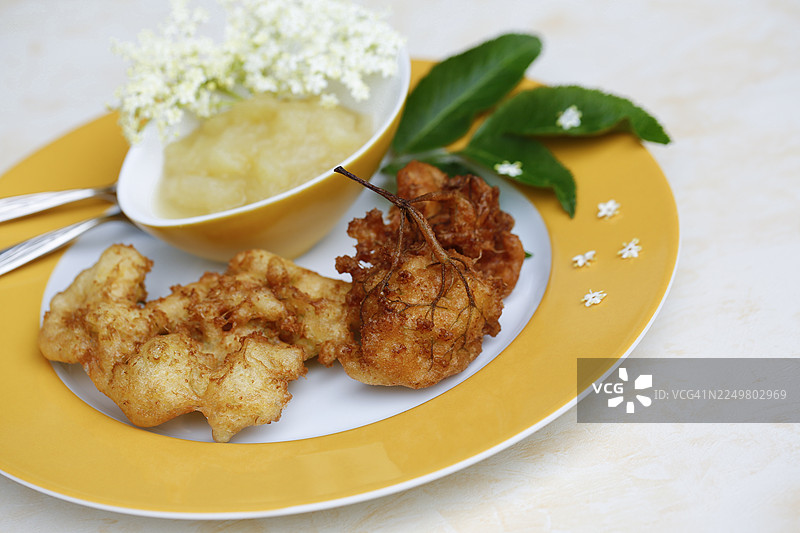 施瓦本美食,接骨木莓蛋糕配苹果酱,Hollerkiacherl(接骨木花煎饼),接骨木花酥皮点心,甜点,甜点,油炸,盘中盛放,奶奶的厨房,地方特色,家常菜,典型的施瓦本风味,经典食谱,传统美食,美食摄影图片素材